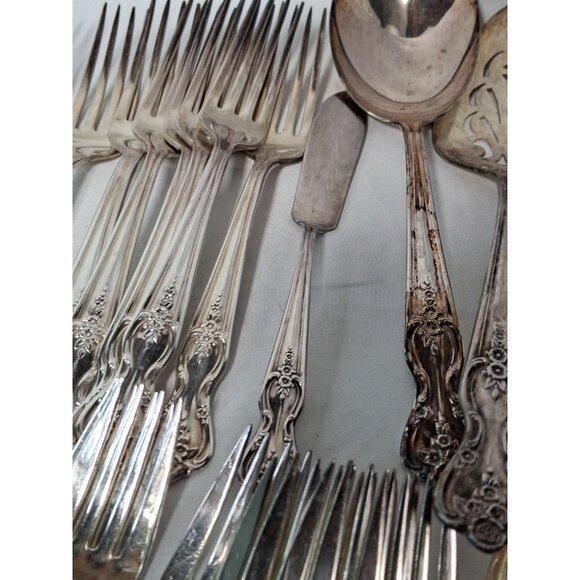 VTG 1950’s WM Rogers Co. Extra Plate Magnolia 53  Piece Silverware & Serving Set - Picture 8 of 12